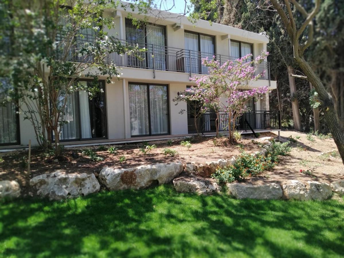 Kfar Giladi Hotel エクステリア 写真